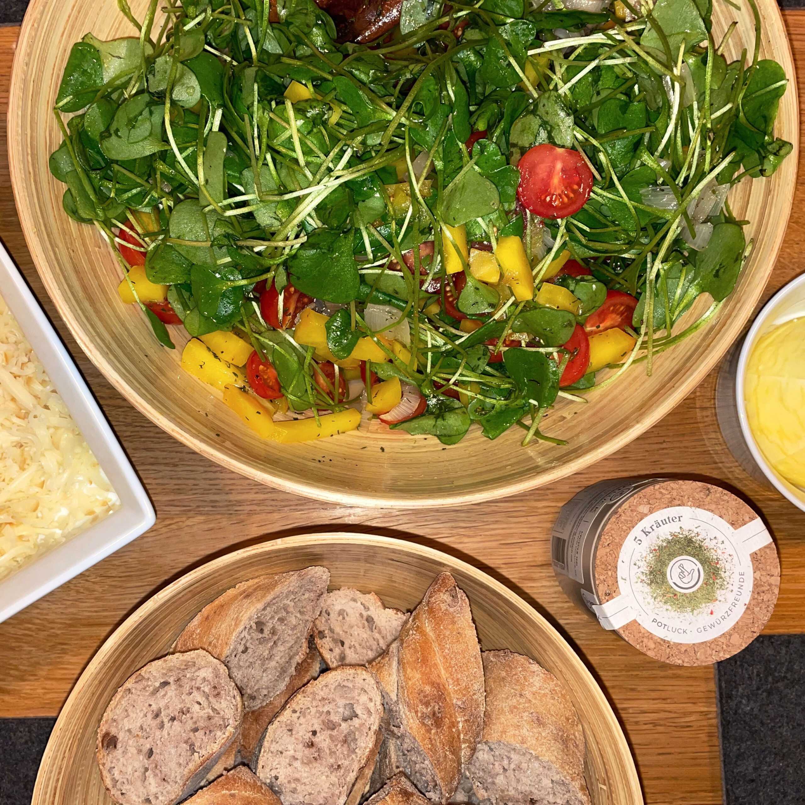 Rote Beete Salat mit geräuchertem Mozzarella und Krabben-Bild
