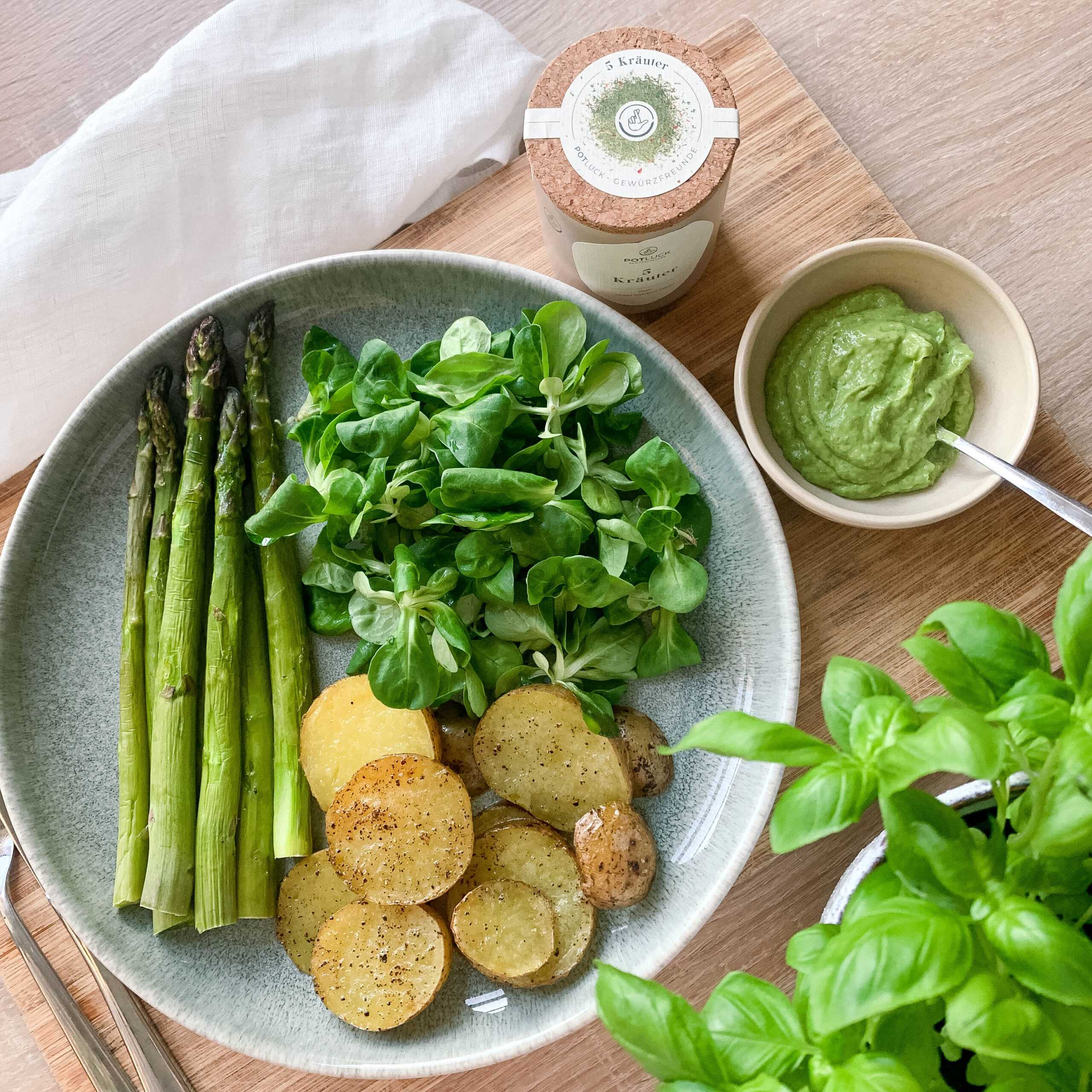 Feldsalat mit grünem Spargel, Kartoffeln und Pesto-Bild